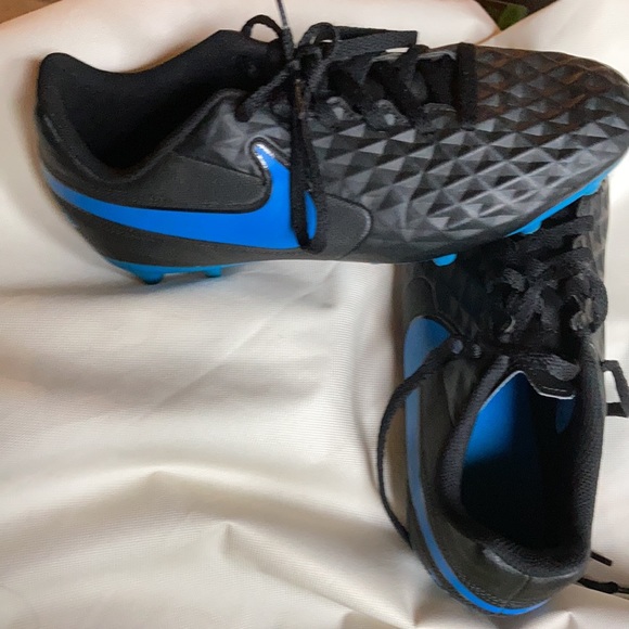 Nike Youth soccer cleats Size 5.5 - Picture 2 of 5
